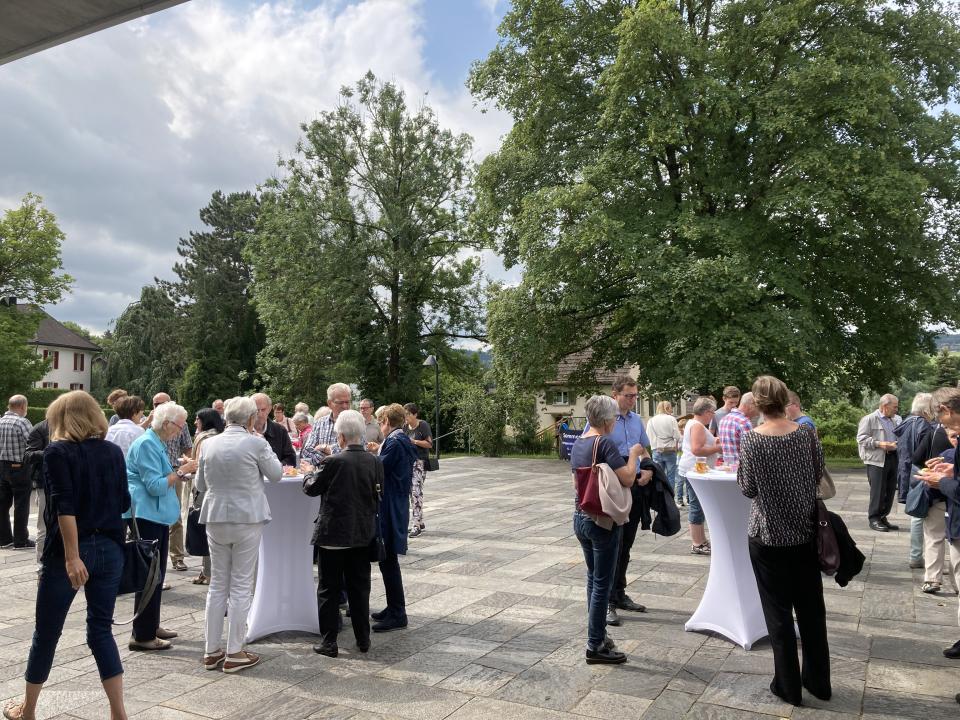 Apéro auf dem Kirchplatz