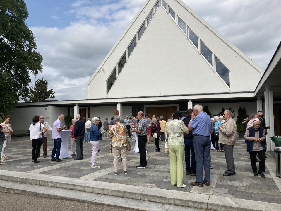 Apéro auf dem Kirchplatz