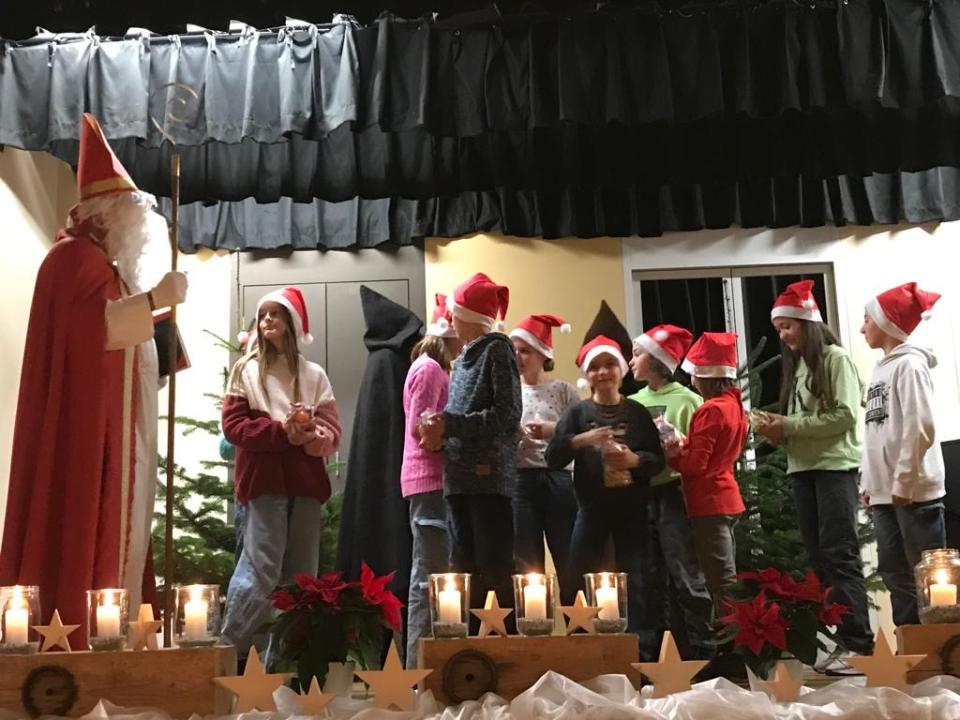 Die Sing Kids erhalten ein Chlaussack