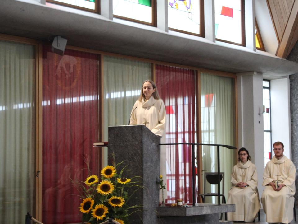 Die Fürbitten wurden von Aline, Oberministrantin, vorgelesen