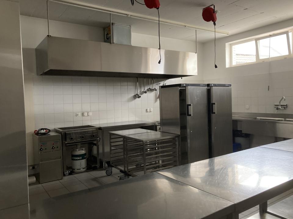 Küche mit Kühlschrank