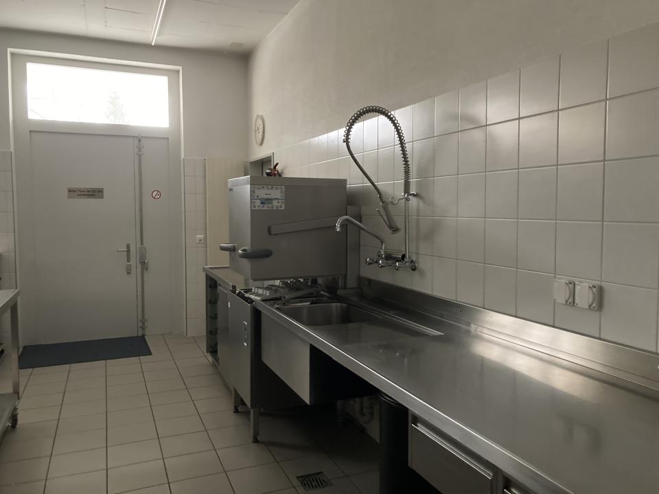 Küche mit Abwaschmaschine