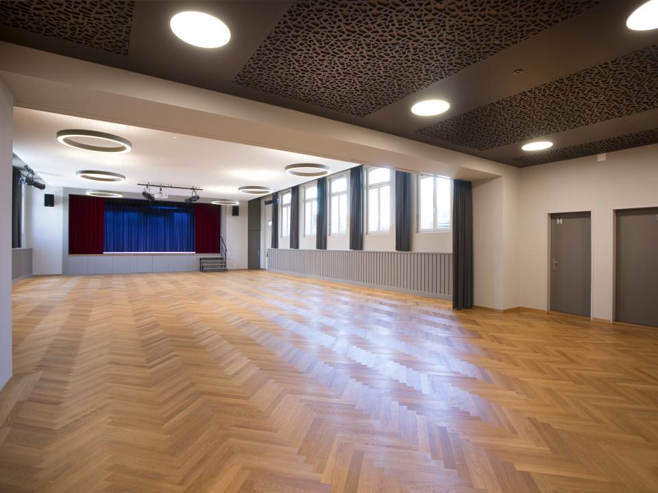 Saal mit Bühne