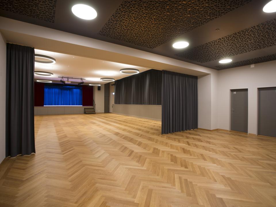 Saal mit Vorhang
