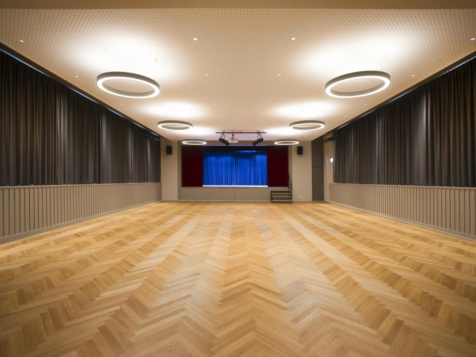 Saal mit Bühne