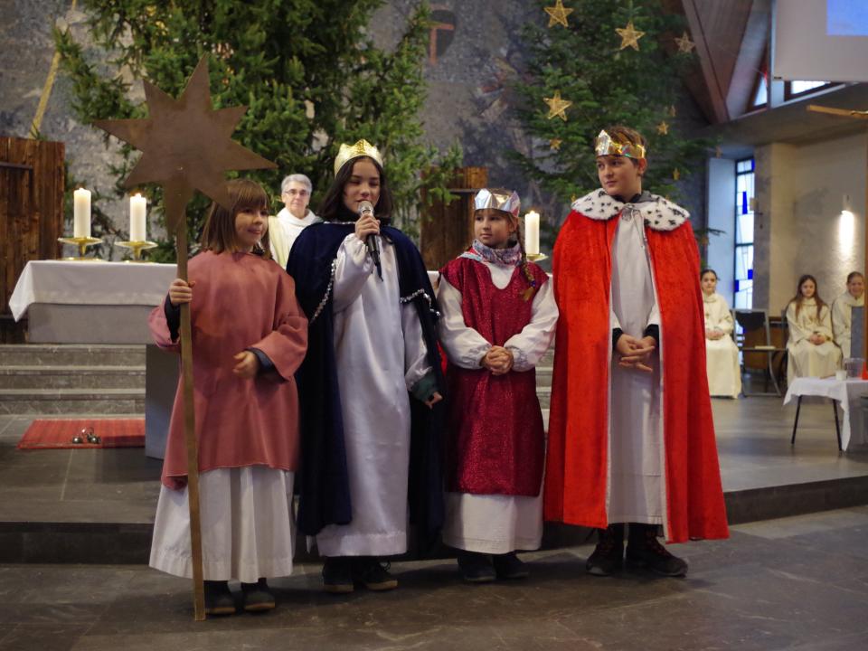 Die Sternsinger tragen die Fürbitten vor