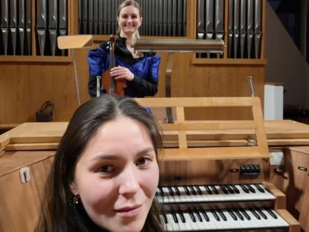 Die ukrainische Organistin Elena Dovgan und die Violinistin Oksana Potapova 