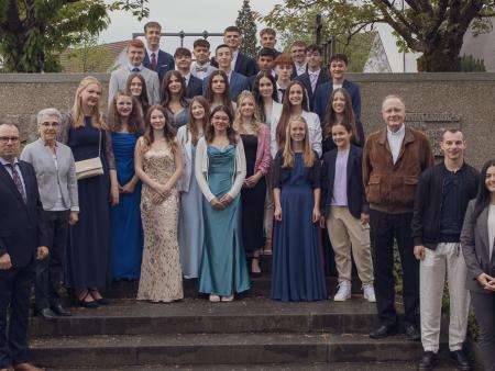 Firmjugendliche mit Firmteam und Domdekan Peter Schmid