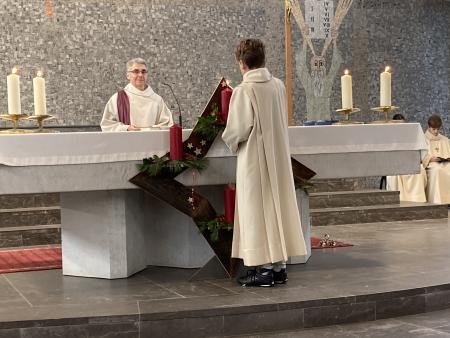 Die erste Kerze wird angezündet