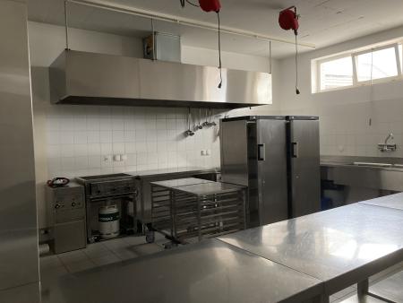 Küche mit Kühlschrank