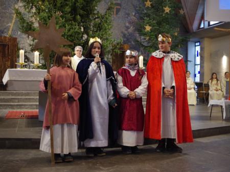 Die Sternsinger tragen die Fürbitten vor